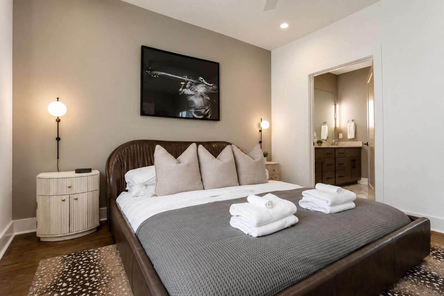 2 New Homes Near Vandy & 3 Min To Bars