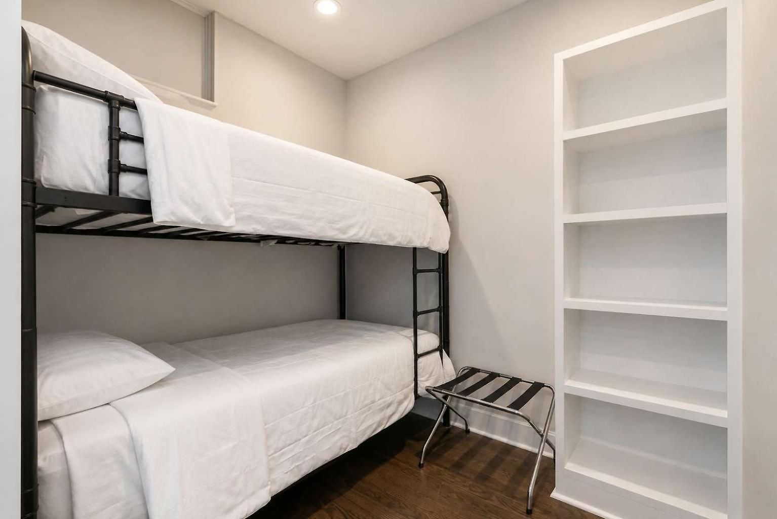 Holiday home 2 New Homes Near Vandy & 3 Min To Bars Nashville
