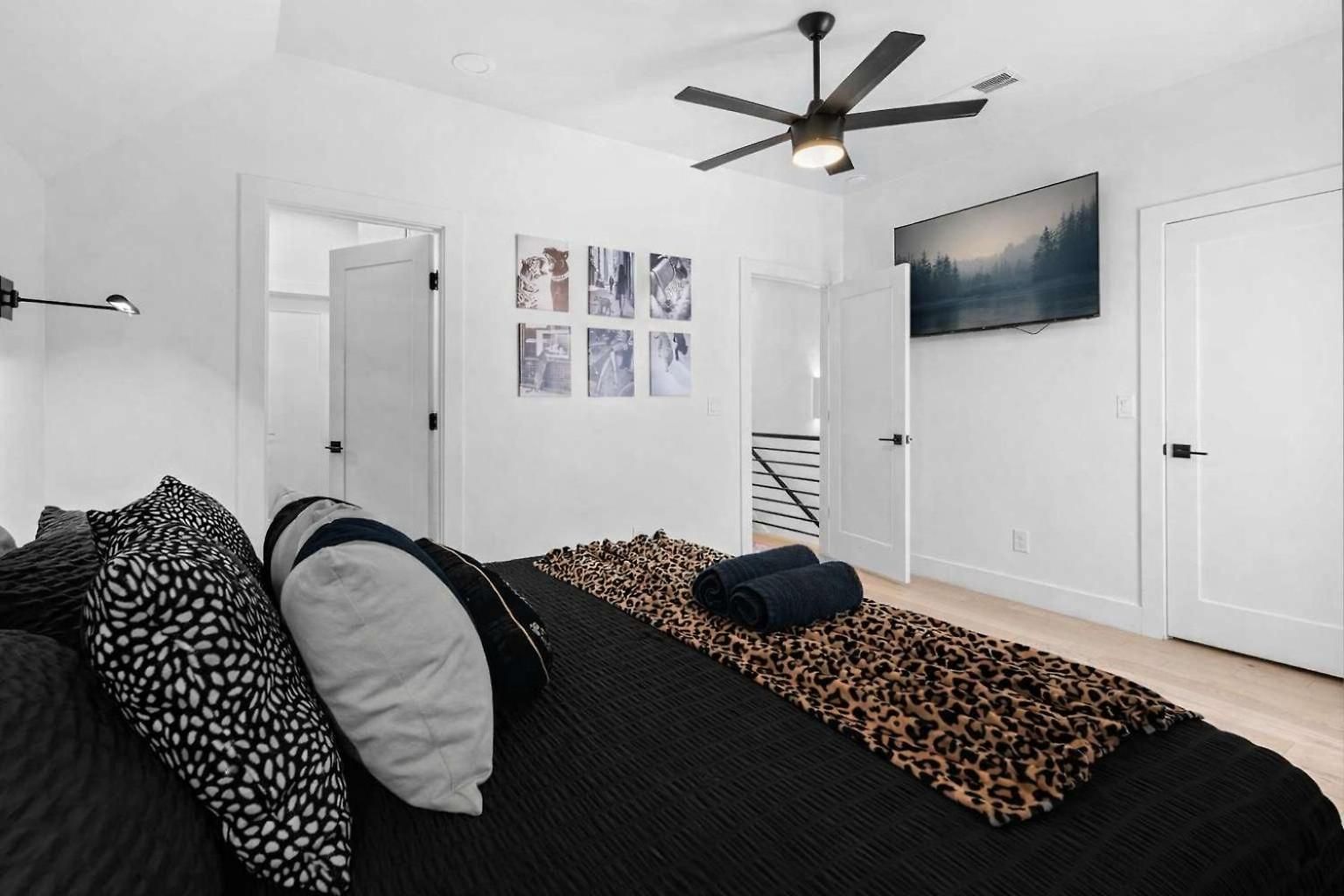 Group Friendly 2 Homes Sleeps 15 *
