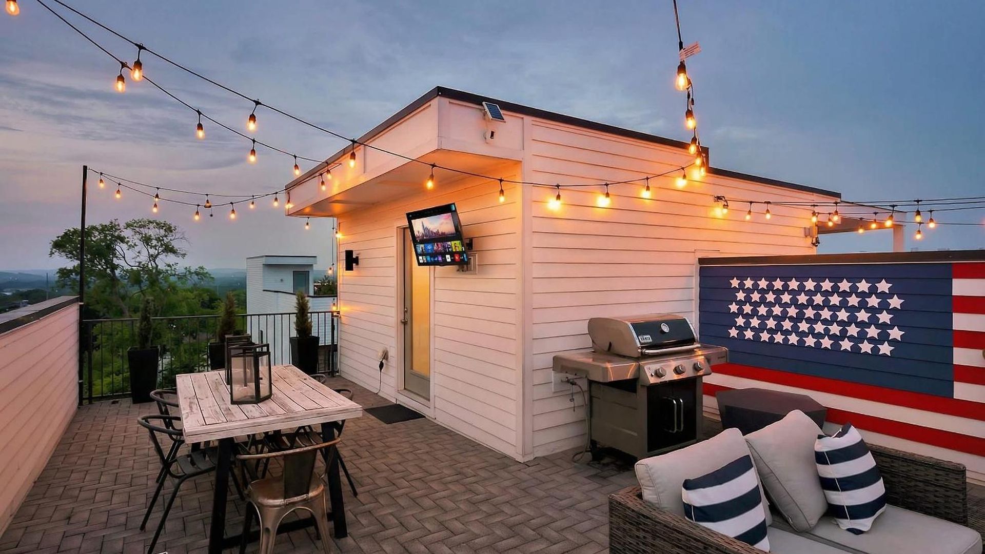 Rooftop Deck & Shuffleboard Bbq Near Downtown *