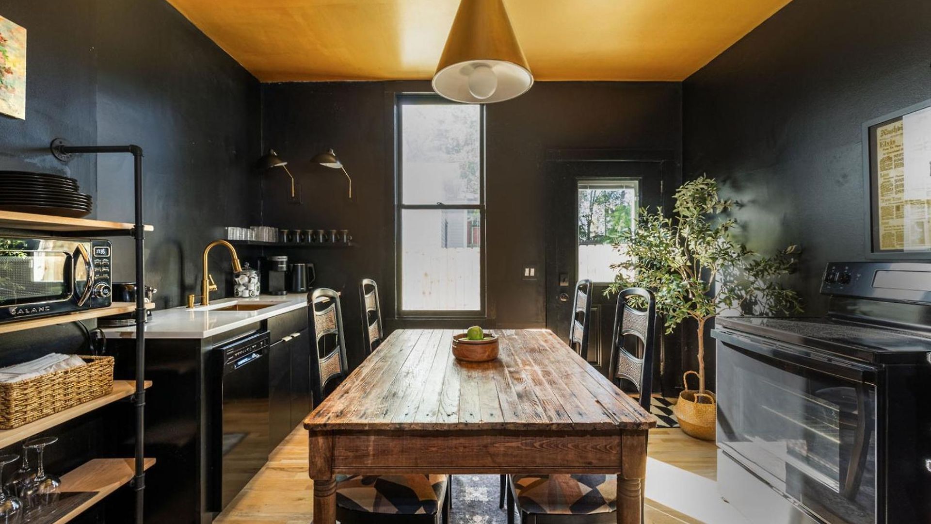 Chic 2 Bed 2 Bath, In 12 South Holiday home Nashville