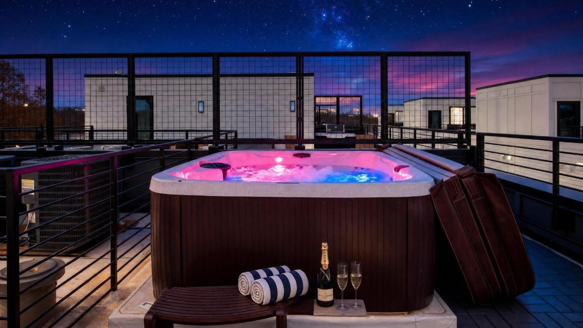 Escape With Skyline Deck And Hot Tub Holiday home Nashville