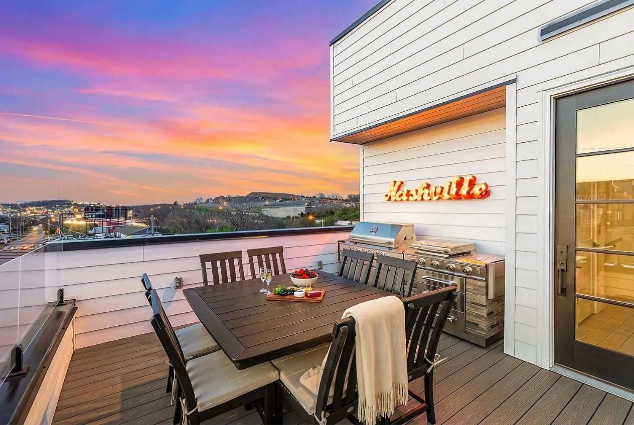 Elevator With Rooftop Hot Tub & Spacious Yard