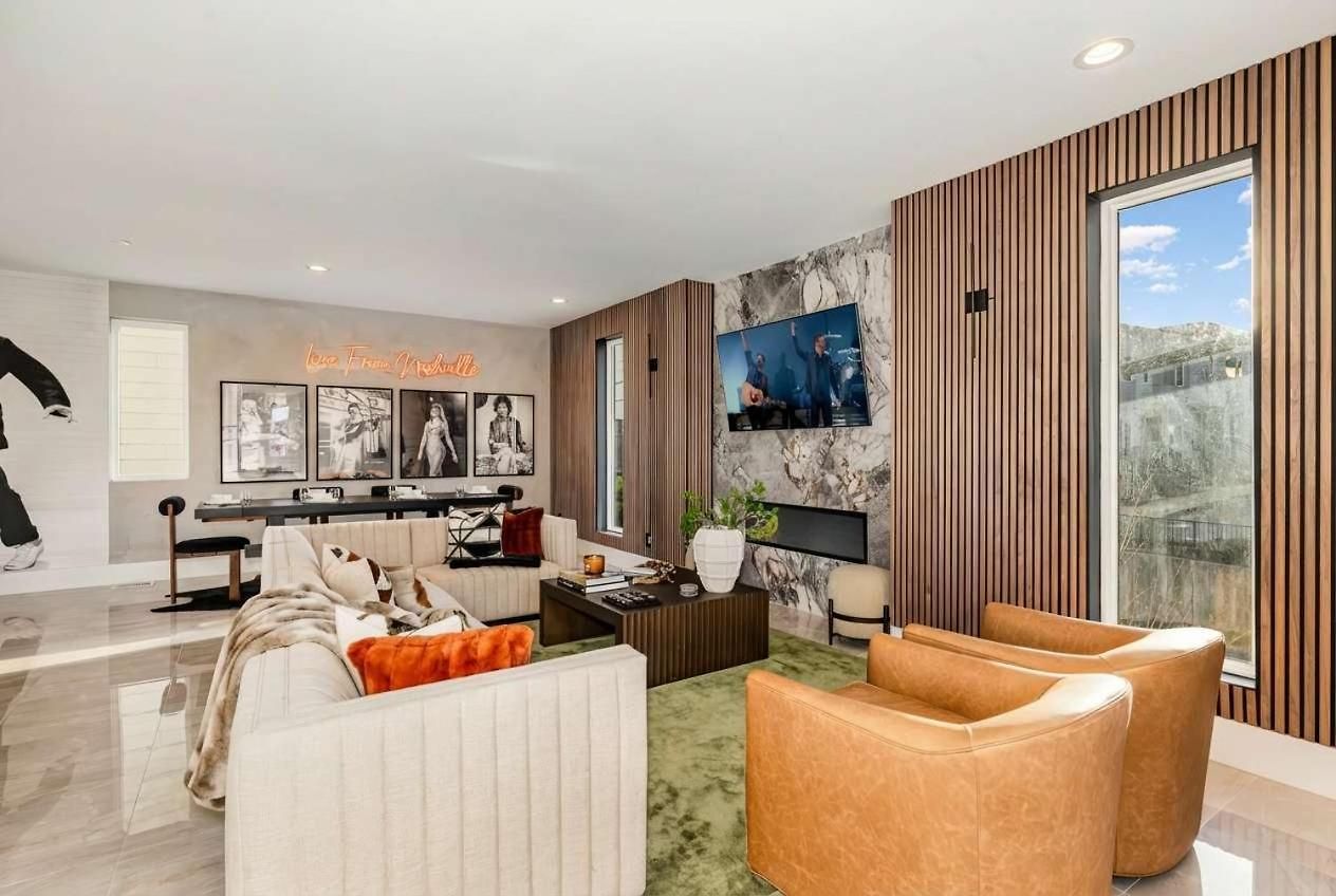 Elevator With Rooftop Hot Tub & Spacious Yard