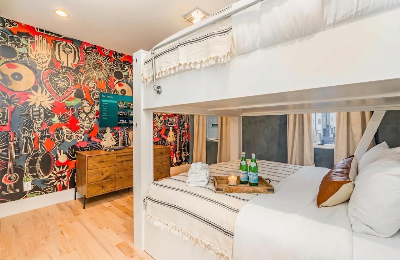 Elevator With Rooftop Hot Tub & Spacious Yard Holiday home *