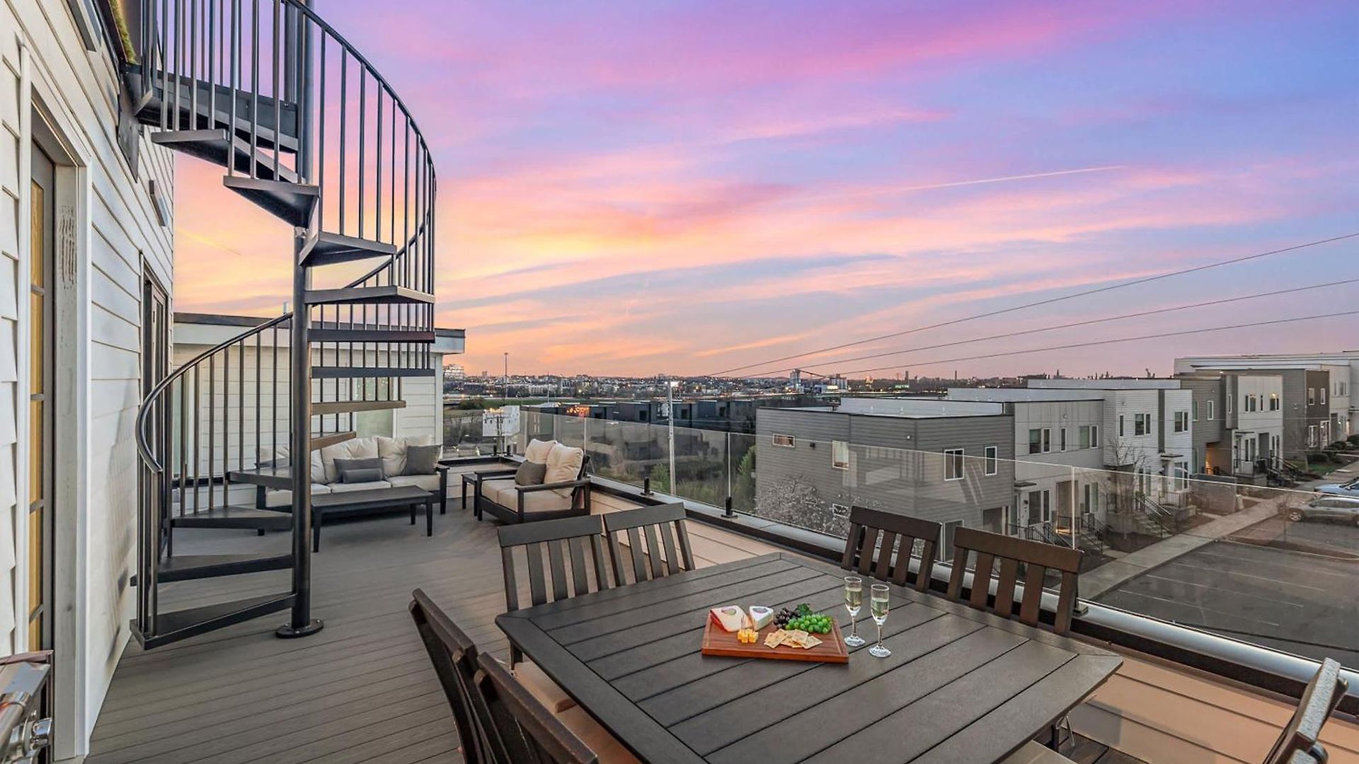 Elevator With Rooftop Hot Tub & Spacious Yard Holiday home *