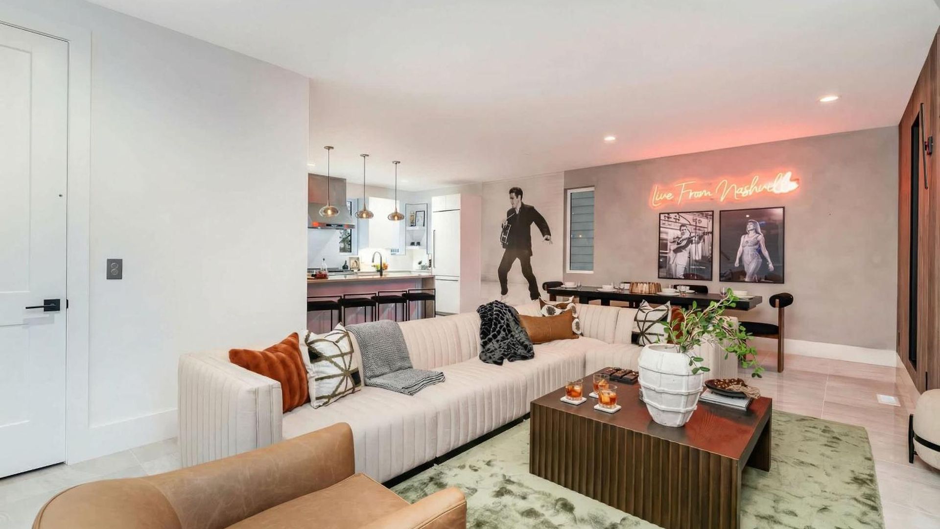Elevator With Rooftop Hot Tub & Spacious Yard Holiday home