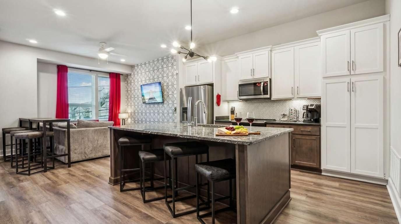 Private With Rooftop Game Near Downtown *