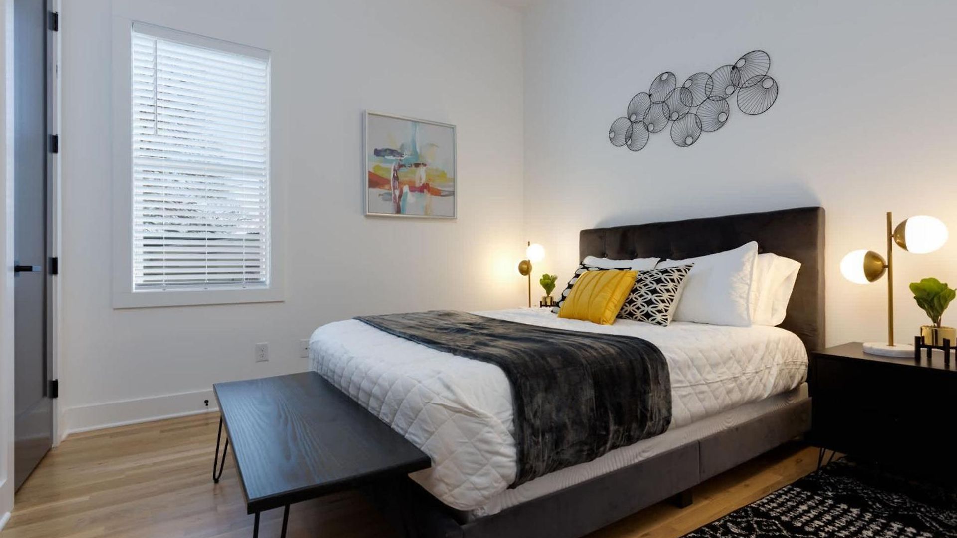 Holiday home 4br Retreat For 12 W Balcony Mins To Broadway *