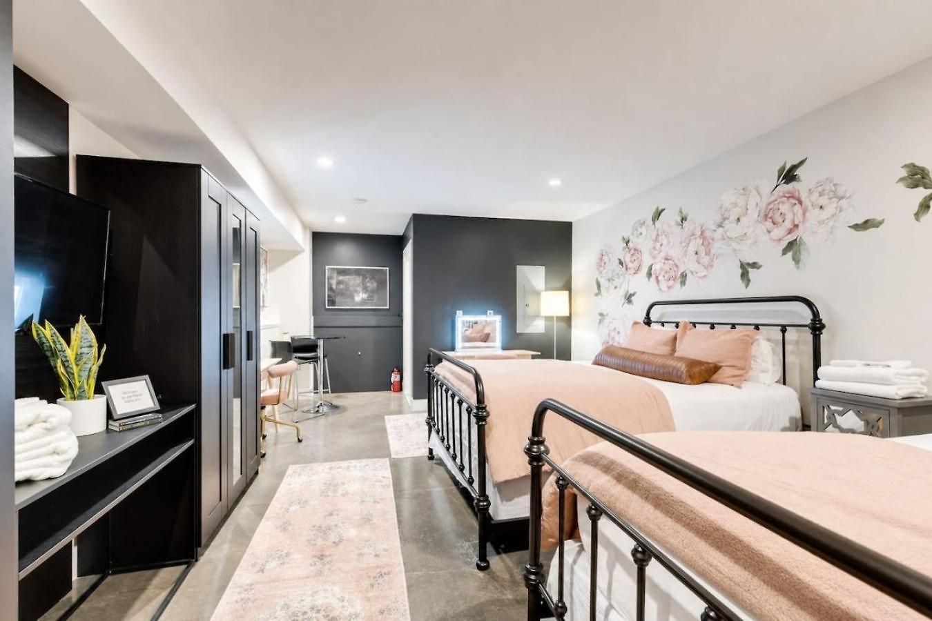 Funk House. Mins To Broadway. Parking * Nashville