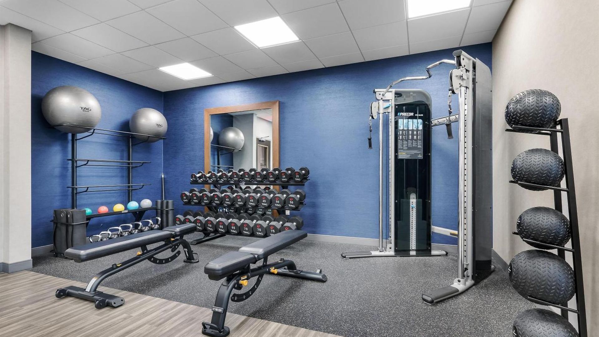 Hampton By Hilton Airport Century Place