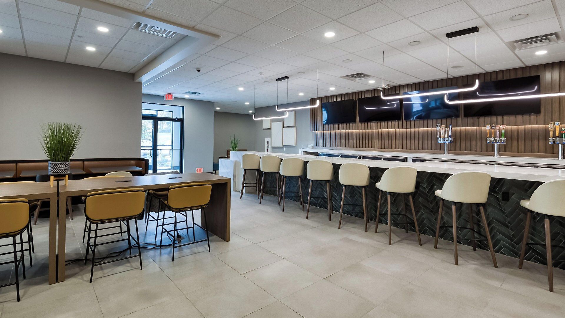 Hotel Airport By Ihg 3*