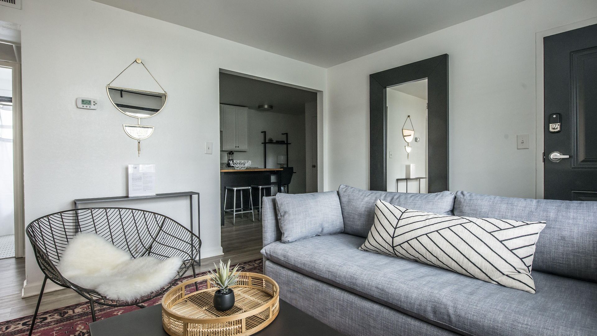 Apartment Abode - Marathon Village Near Downtown *