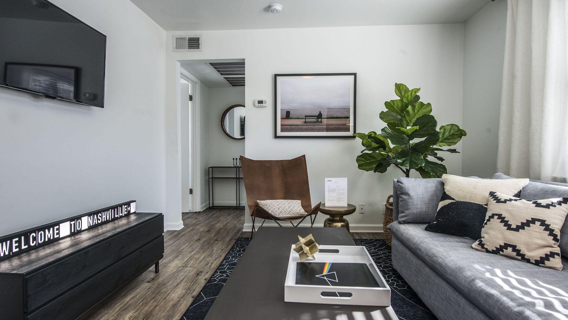 Apartment Abode - Marathon Village Near Downtown *