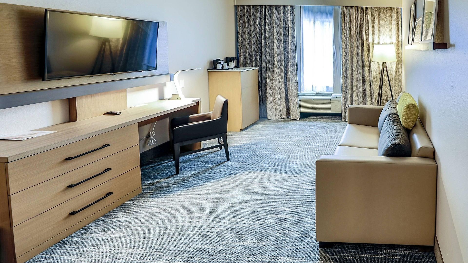 Country & By Radisson Airport Tn Hotel