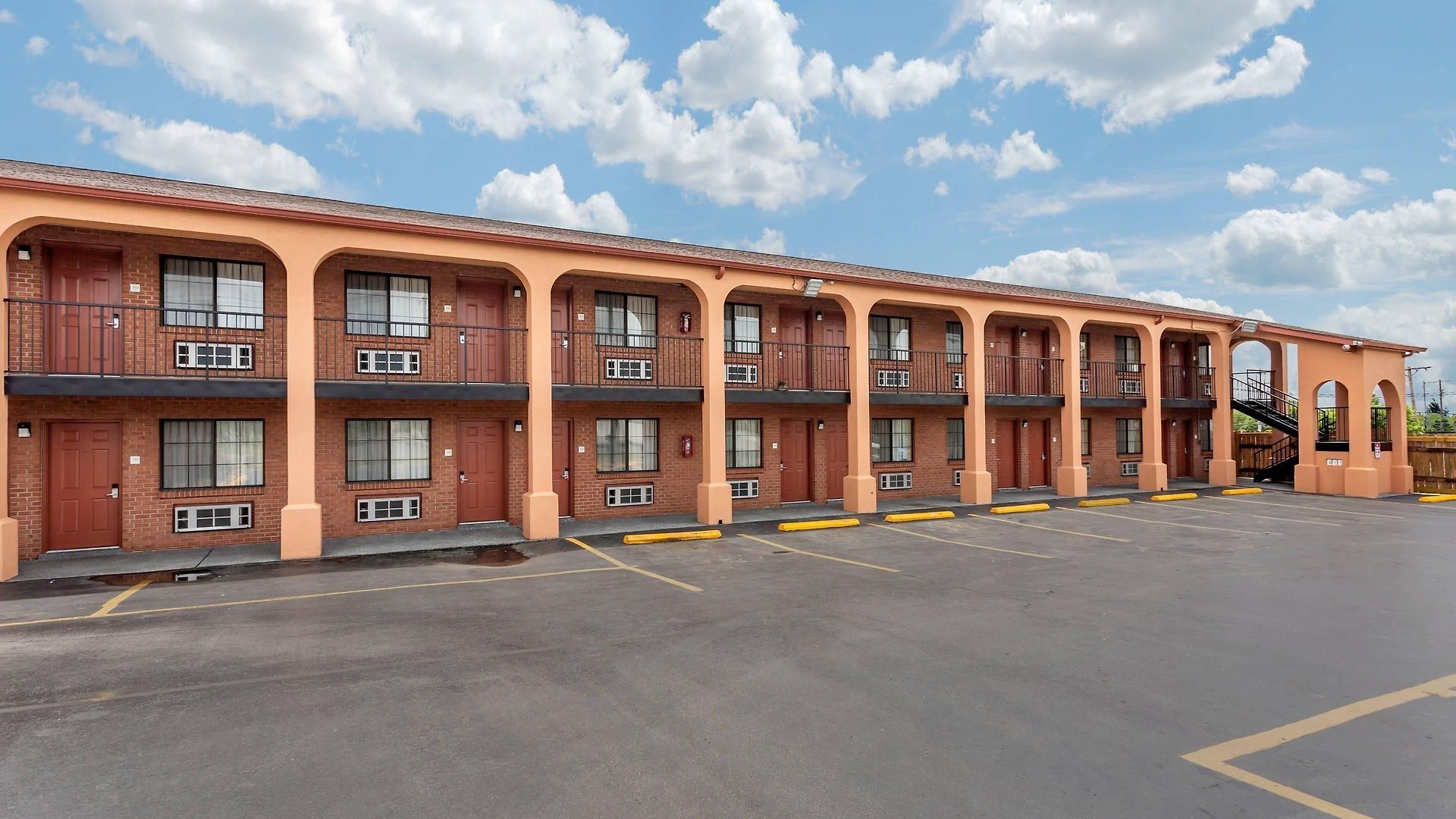 Econo North 3*
