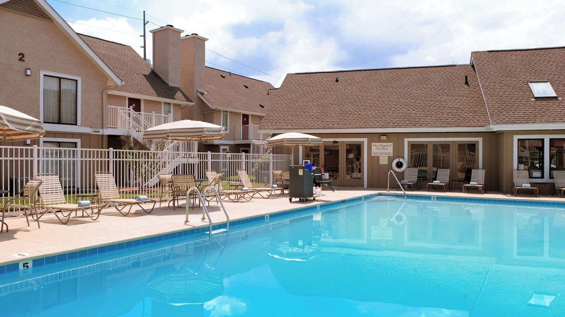 Hotel By Marriott Airport