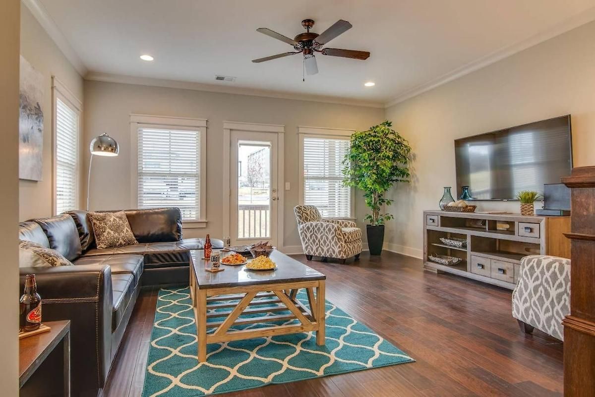 Modern 3 King Belmont Retreat With 2 Living Walk To Belmont & Vanderbilt Near Music Row The Gulch & 12th South 2 Miles To Broadway Large Dining Table Smart Tvs Parking 24 Hr Hospitality Holiday home