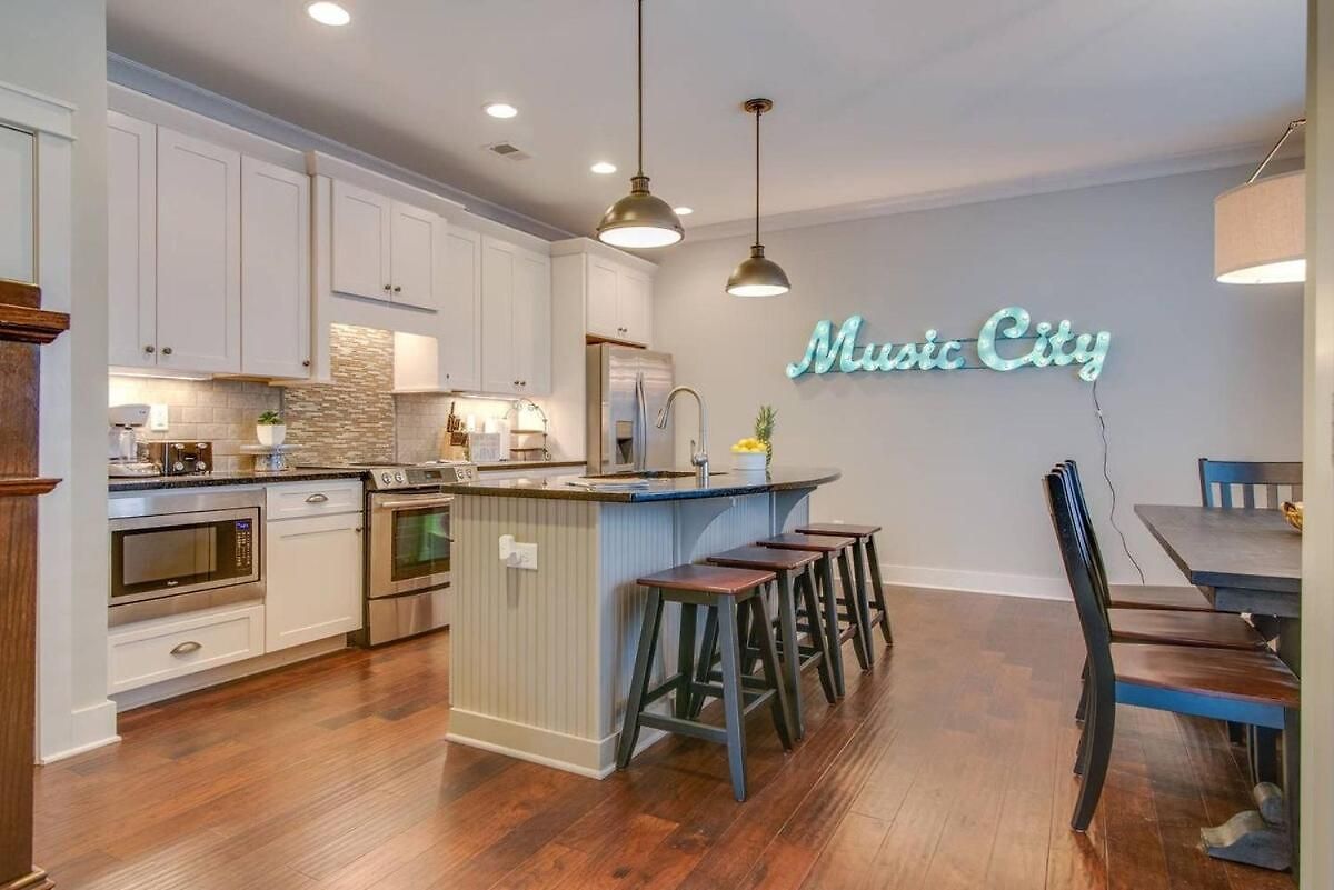 Modern 3 King Belmont Retreat With 2 Living Walk To Belmont & Vanderbilt Near Music Row The Gulch & 12th South 2 Miles To Broadway Large Dining Table Smart Tvs Parking 24 Hr Hospitality *