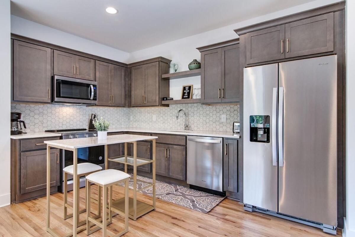 Charming East Nash Retreat, Walk To Dining Faves, Cozy Den, Workspace And Smart Tvs, Plush Velvet Sofa, Full Kitchen & Garage, Near Mas Tacos & Five Points, 10 Min To Broadway, 24 Hr Hospitality Nashville