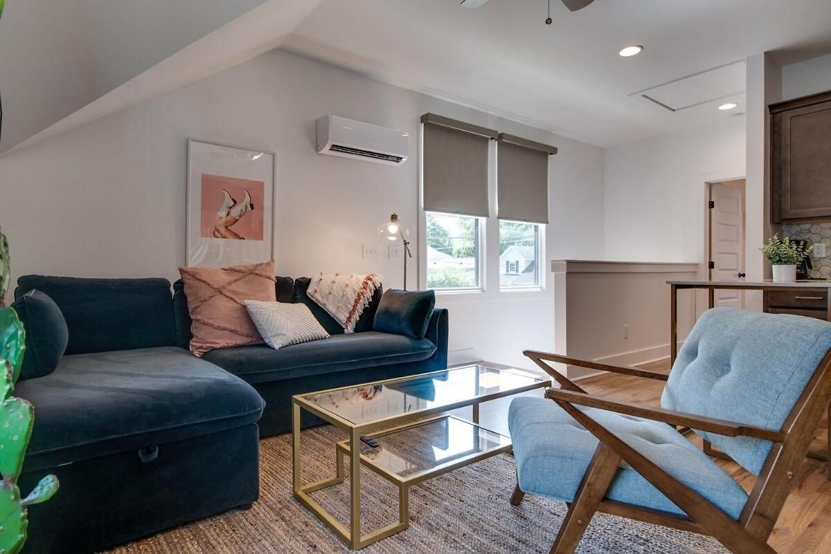 Charming East Nash Retreat, Walk To Dining Faves, Cozy Den, Workspace And Smart Tvs, Plush Velvet Sofa, Full Kitchen & Garage, Near Mas Tacos & Five Points, 10 Min To Broadway, 24 Hr Hospitality * Nashville