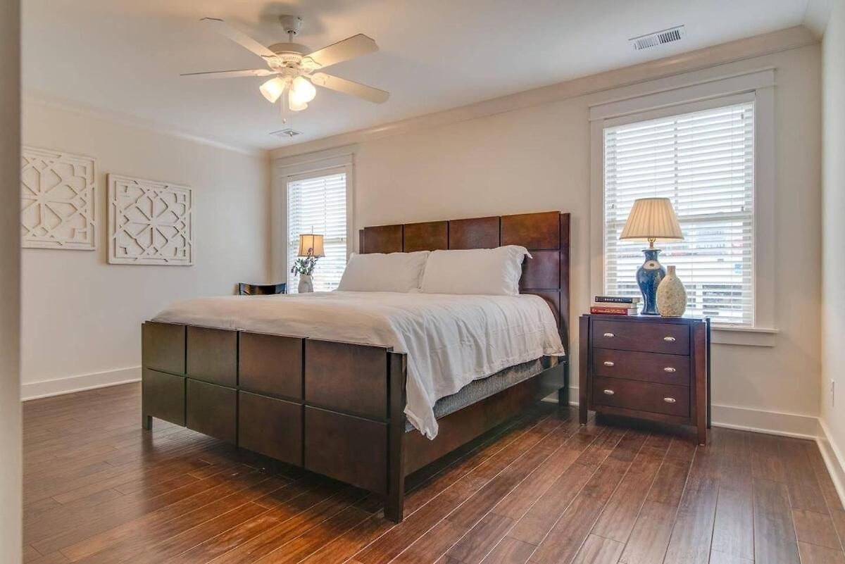 Modern 3 King Belmont Retreat With 2 Living Walk To Belmont & Vanderbilt Near Music Row The Gulch & 12th South 2 Miles To Broadway Large Dining Table Smart Tvs Parking 24 Hr Hospitality Holiday home