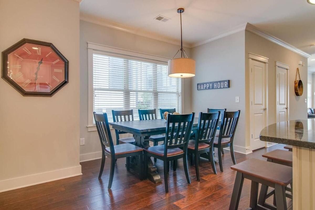 Modern 3 King Belmont Retreat With 2 Living Walk To Belmont & Vanderbilt Near Music Row The Gulch & 12th South 2 Miles To Broadway Large Dining Table Smart Tvs Parking 24 Hr Hospitality Holiday home Nashville
