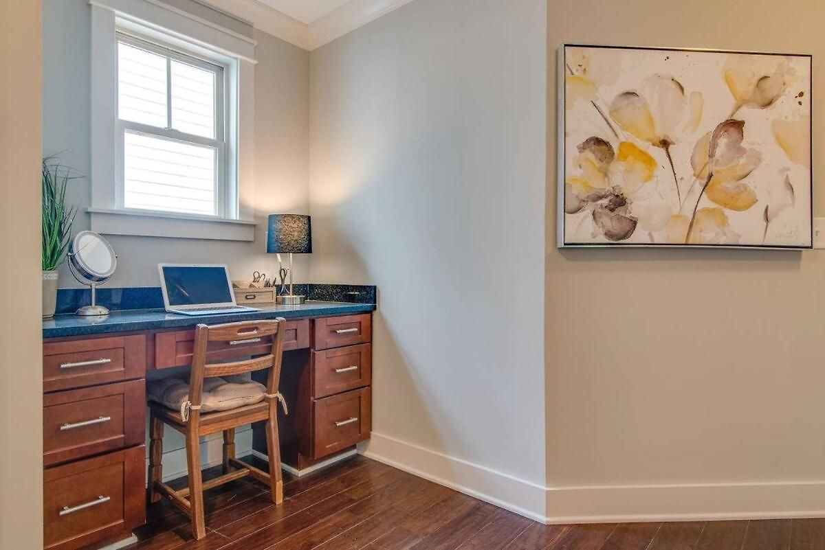 Modern 3 King Belmont Retreat With 2 Living Walk To Belmont & Vanderbilt Near Music Row The Gulch & 12th South 2 Miles To Broadway Large Dining Table Smart Tvs Parking 24 Hr Hospitality