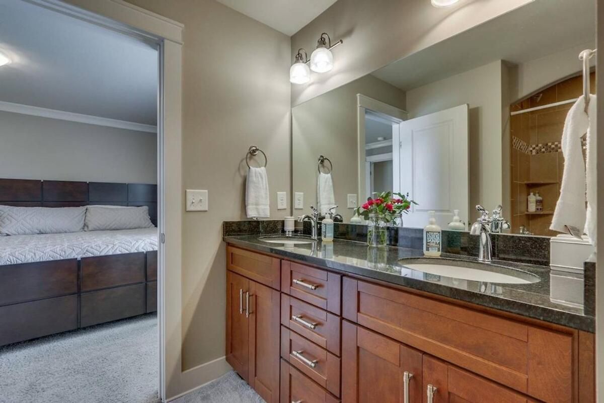 Spacious 4 King Belmont 2 Living Walk To Belmont & Vanderbilt Large Dining Table Smart Tvs Parking 24 Hr Hospitality Near Music Row & The Gulch 2 Miles To Broadway Holiday home