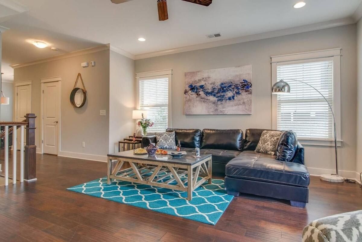 Modern 3 King Belmont Retreat With 2 Living Walk To Belmont & Vanderbilt Near Music Row The Gulch & 12th South 2 Miles To Broadway Large Dining Table Smart Tvs Parking 24 Hr Hospitality Holiday home