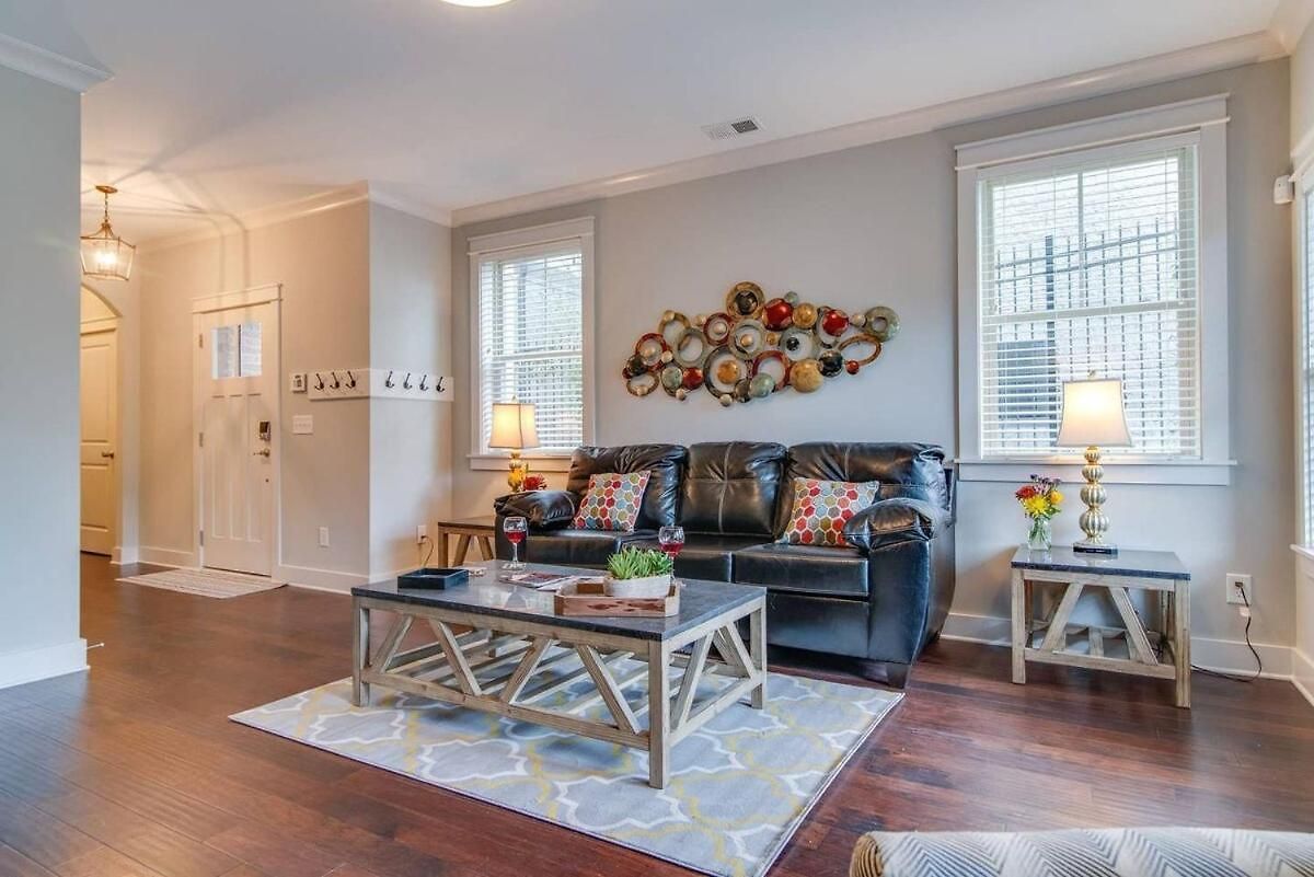 Holiday home Modern 3 King Belmont Retreat With 2 Living Walk To Belmont & Vanderbilt Near Music Row The Gulch & 12th South 2 Miles To Broadway Large Dining Table Smart Tvs Parking 24 Hr Hospitality