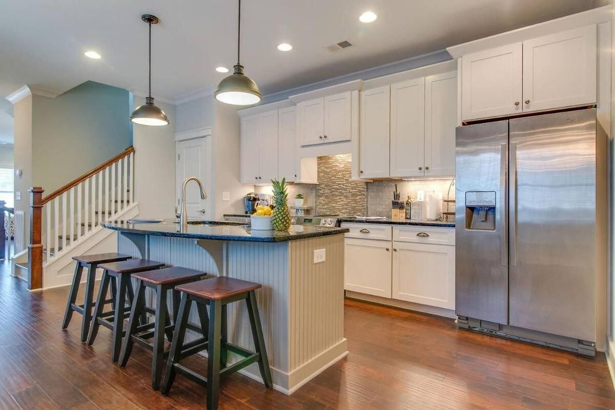 Holiday home Modern 3 King Belmont Retreat With 2 Living Walk To Belmont & Vanderbilt Near Music Row The Gulch & 12th South 2 Miles To Broadway Large Dining Table Smart Tvs Parking 24 Hr Hospitality