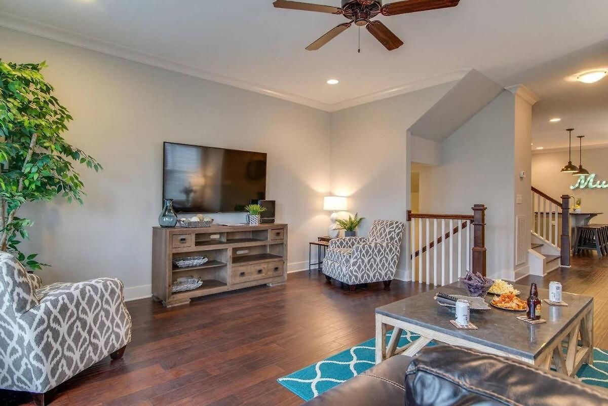 Holiday home Modern 3 King Belmont Retreat With 2 Living Walk To Belmont & Vanderbilt Near Music Row The Gulch & 12th South 2 Miles To Broadway Large Dining Table Smart Tvs Parking 24 Hr Hospitality *
