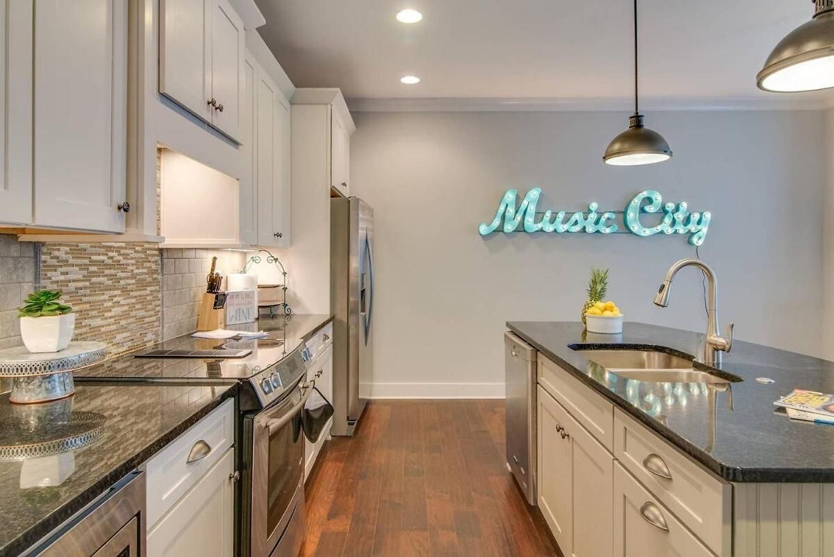 Modern 3 King Belmont Retreat With 2 Living Walk To Belmont & Vanderbilt Near Music Row The Gulch & 12th South 2 Miles To Broadway Large Dining Table Smart Tvs Parking 24 Hr Hospitality Holiday home Nashville