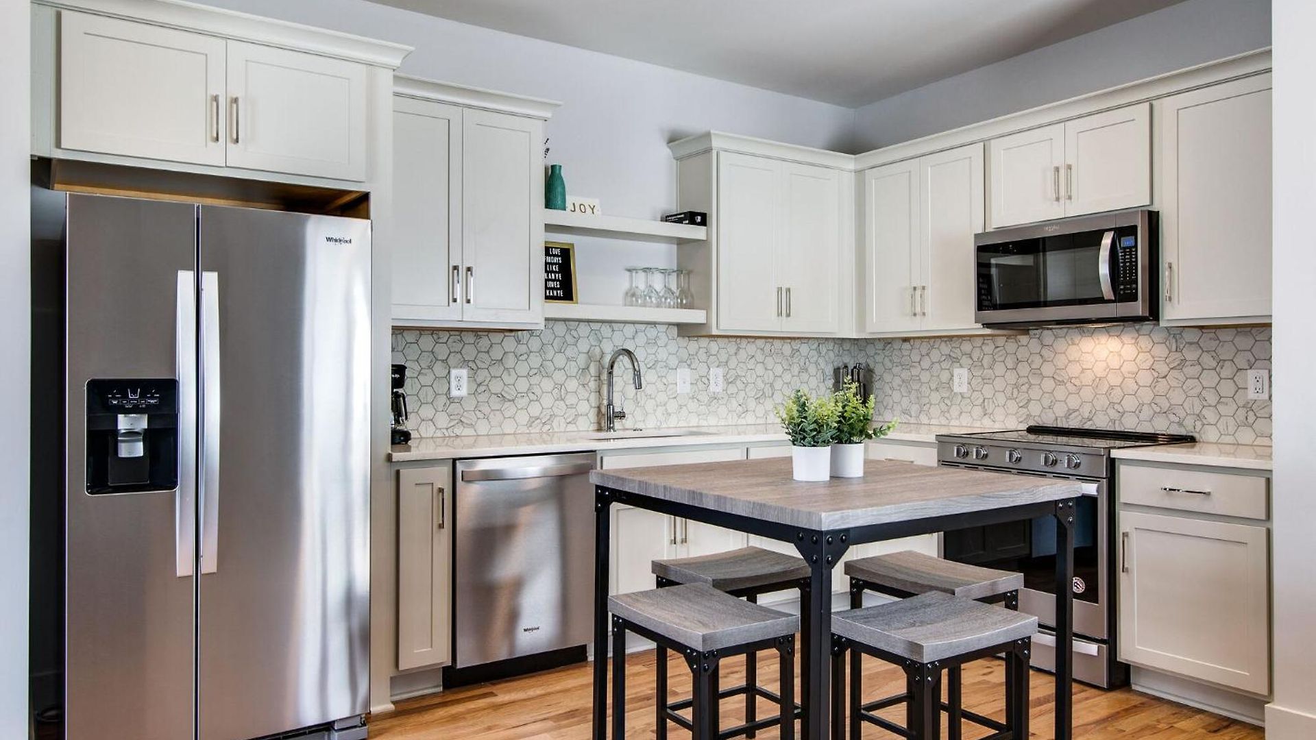 Modern East Gem, Walk To Local Favorites, Cozy Den, Workspace & Smart Tvs, Fully Equipped Kitchen, Garage & Fast Wifi, Near Mas Tacos, Rosepepper & Five Points, 10 Min To Broadway & Nissan Stadium, 24 Hr Hospitality Holiday home