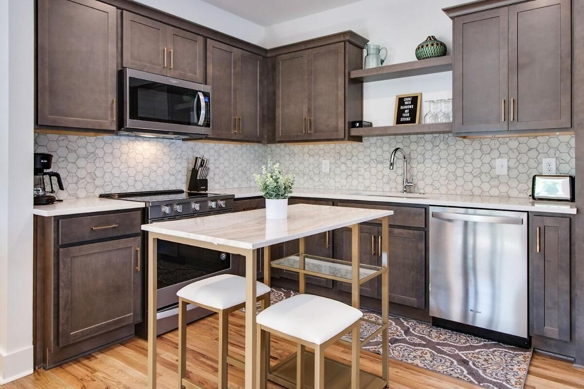 Charming East Nash Retreat, Walk To Dining Faves, Cozy Den, Workspace And Smart Tvs, Plush Velvet Sofa, Full Kitchen & Garage, Near Mas Tacos & Five Points, 10 Min To Broadway, 24 Hr Hospitality Holiday home *