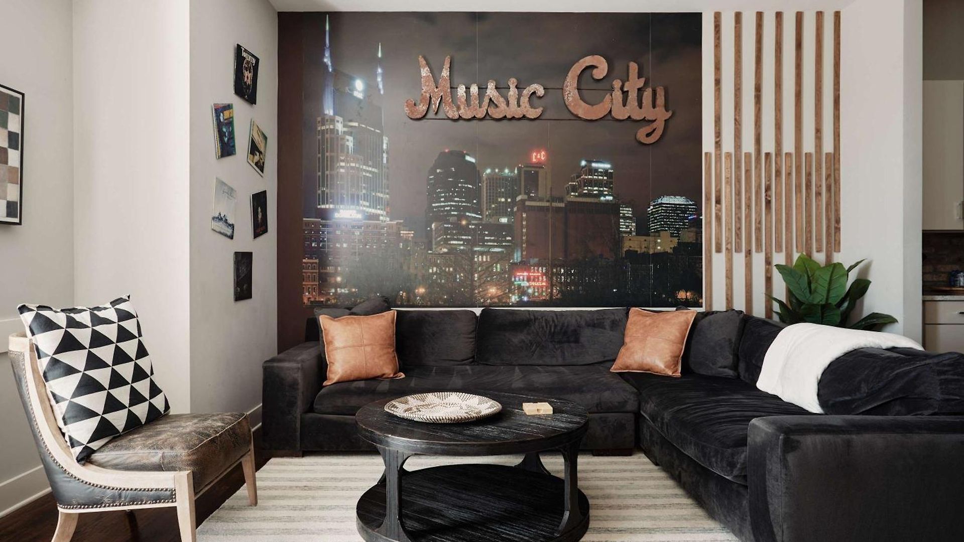 Rooftop, Karaoke & Game Garage In East - 10 Min To Nissan Stadium, Garage, Ping Pong, Karaoke, Axe Throwing, Shuffleboard, 10 Mins To Broadway, 5 Mins To Five Points, Perfect For Bachelors Or Bachelorettes, 24 Hr Hospitality Nashville