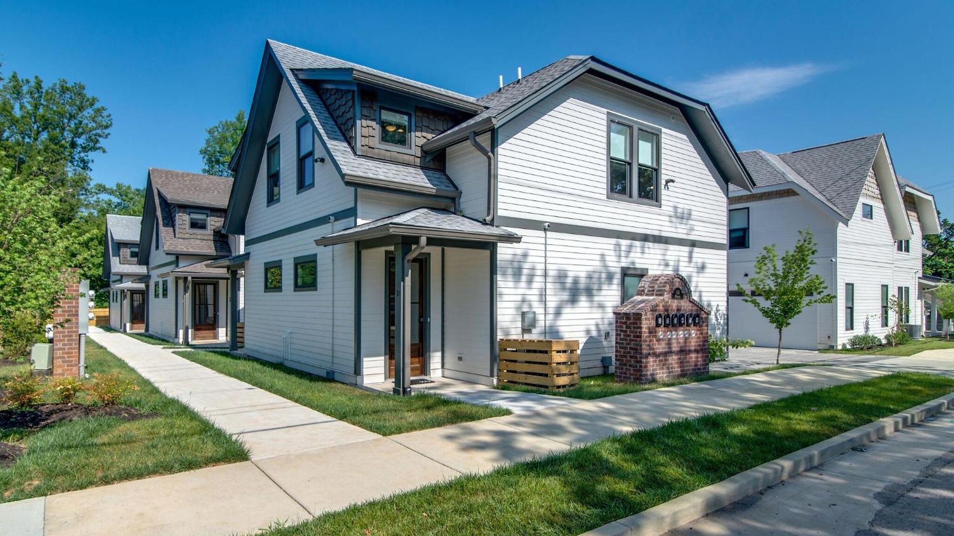 Modern East Gem, Walk To Local Favorites, Cozy Den, Workspace & Smart Tvs, Fully Equipped Kitchen, Garage & Fast Wifi, Near Mas Tacos, Rosepepper & Five Points, 10 Min To Broadway & Nissan Stadium, 24 Hr Hospitality Holiday home *