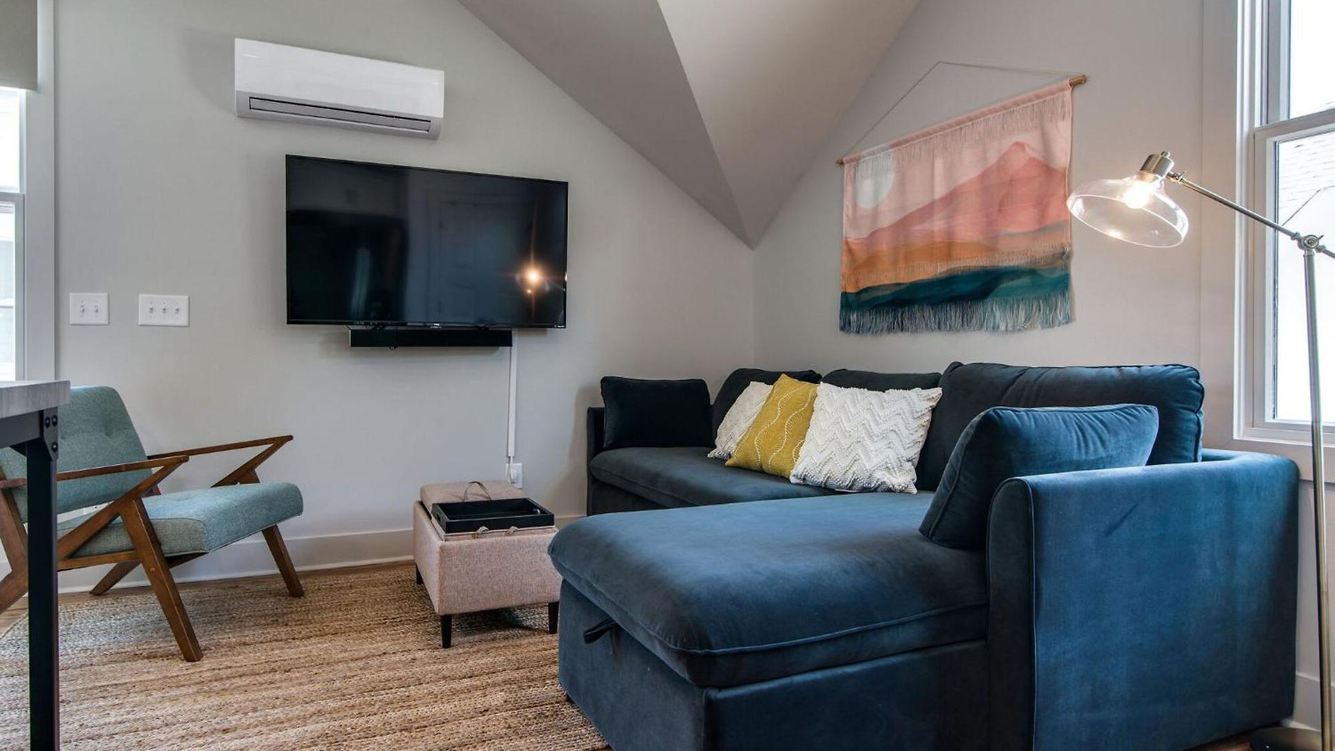 Holiday home Modern East Gem, Walk To Local Favorites, Cozy Den, Workspace & Smart Tvs, Fully Equipped Kitchen, Garage & Fast Wifi, Near Mas Tacos, Rosepepper & Five Points, 10 Min To Broadway & Nissan Stadium, 24 Hr Hospitality *