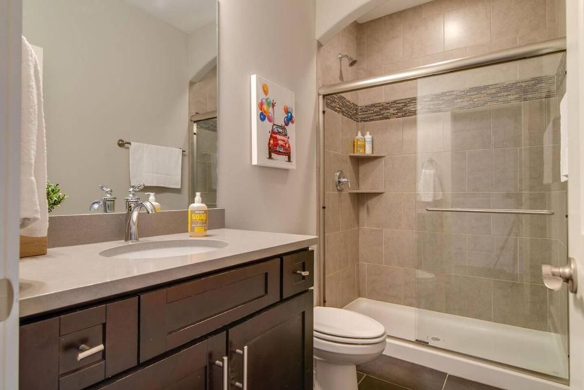 Modern 3 King Belmont Retreat With 2 Living Walk To Belmont & Vanderbilt Near Music Row The Gulch & 12th South 2 Miles To Broadway Large Dining Table Smart Tvs Parking 24 Hr Hospitality Holiday home Nashville
