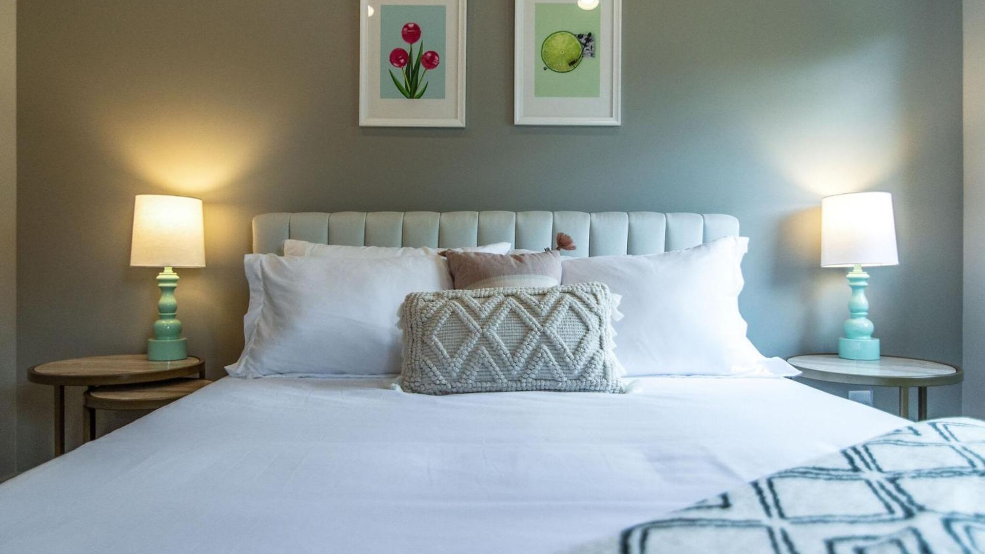 Modern East Gem, Walk To Local Favorites, Cozy Den, Workspace & Smart Tvs, Fully Equipped Kitchen, Garage & Fast Wifi, Near Mas Tacos, Rosepepper & Five Points, 10 Min To Broadway & Nissan Stadium, 24 Hr Hospitality Holiday home Nashville
