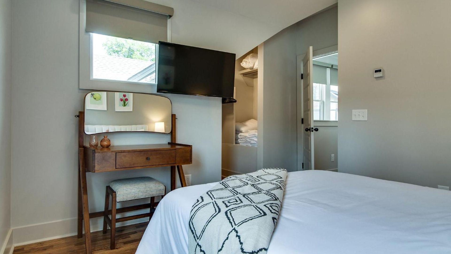 Modern East Gem, Walk To Local Favorites, Cozy Den, Workspace & Smart Tvs, Fully Equipped Kitchen, Garage & Fast Wifi, Near Mas Tacos, Rosepepper & Five Points, 10 Min To Broadway & Nissan Stadium, 24 Hr Hospitality