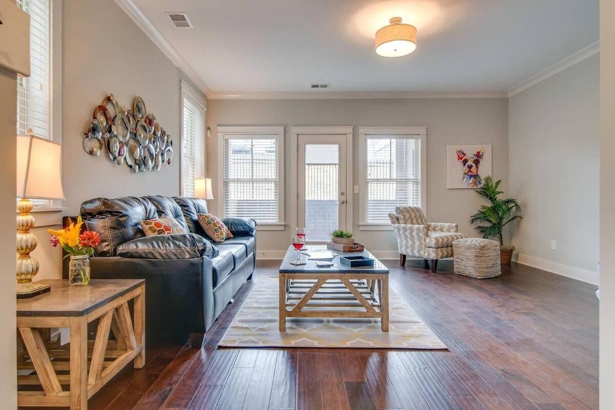 Modern 3 King Belmont Retreat With 2 Living Walk To Belmont & Vanderbilt Near Music Row The Gulch & 12th South 2 Miles To Broadway Large Dining Table Smart Tvs Parking 24 Hr Hospitality * Nashville
