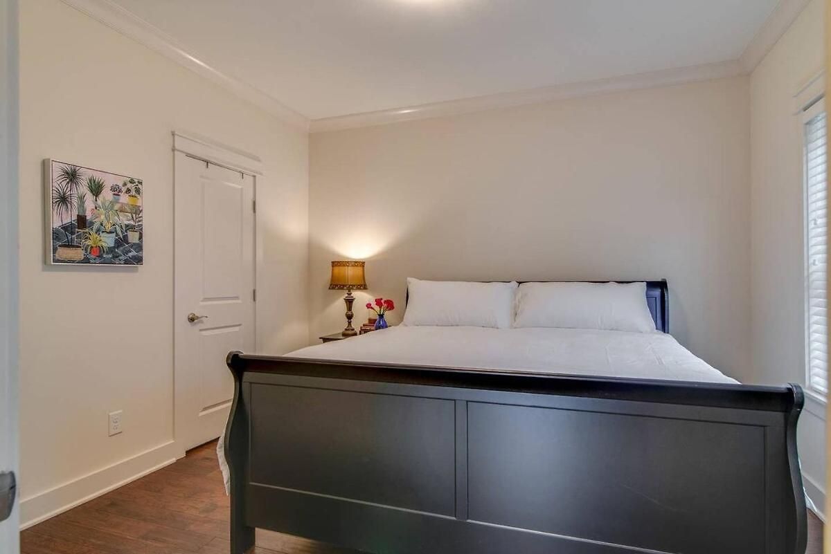 Modern 3 King Belmont Retreat With 2 Living Walk To Belmont & Vanderbilt Near Music Row The Gulch & 12th South 2 Miles To Broadway Large Dining Table Smart Tvs Parking 24 Hr Hospitality