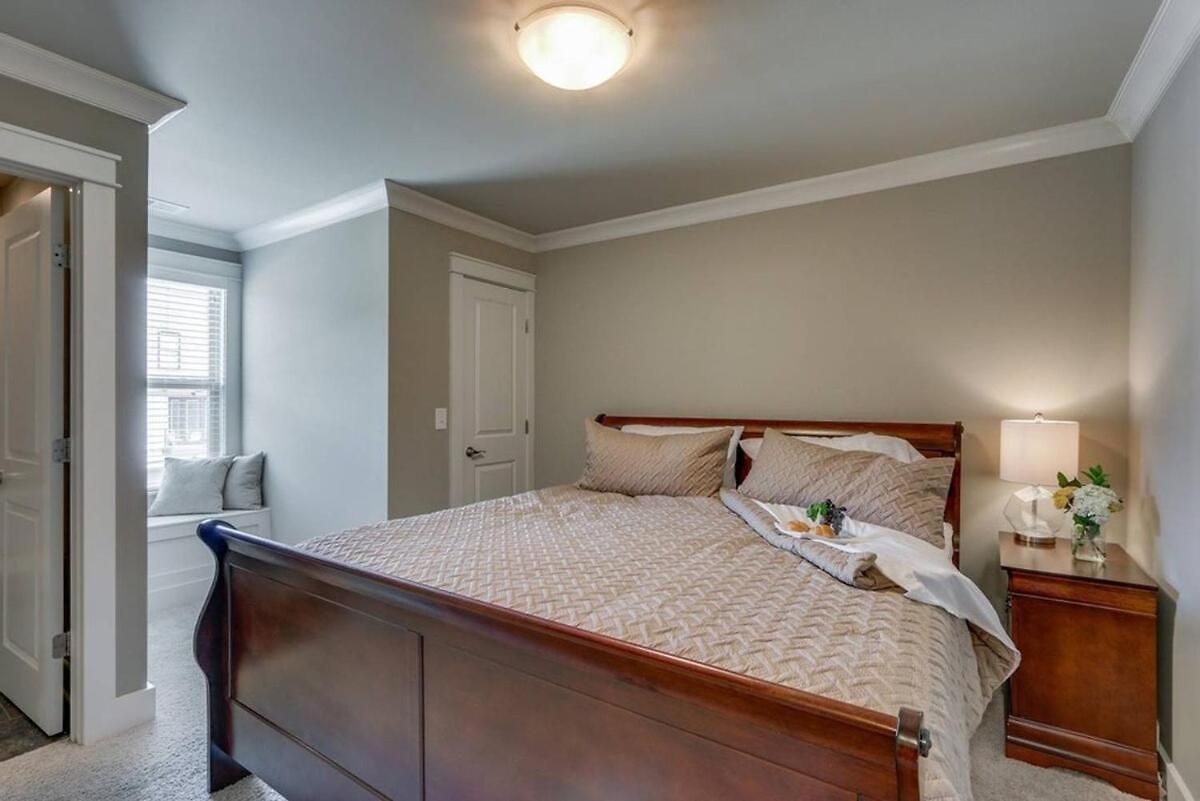 Holiday home Spacious 4 King Belmont 2 Living Walk To Belmont & Vanderbilt Large Dining Table Smart Tvs Parking 24 Hr Hospitality Near Music Row & The Gulch 2 Miles To Broadway Nashville