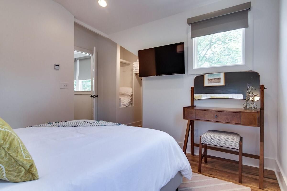 Charming East Nash Retreat, Walk To Dining Faves, Cozy Den, Workspace And Smart Tvs, Plush Velvet Sofa, Full Kitchen & Garage, Near Mas Tacos & Five Points, 10 Min To Broadway, 24 Hr Hospitality Nashville