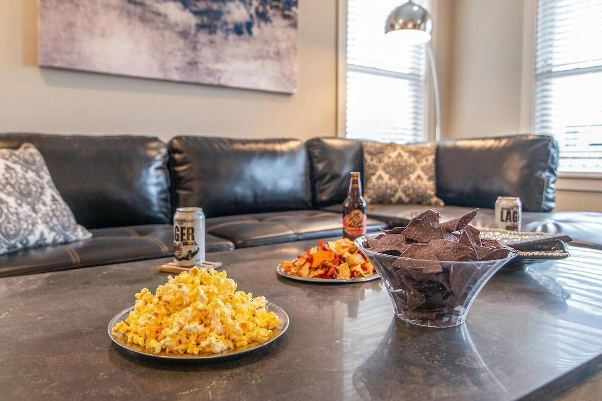 Modern 3 King Belmont Retreat With 2 Living Walk To Belmont & Vanderbilt Near Music Row The Gulch & 12th South 2 Miles To Broadway Large Dining Table Smart Tvs Parking 24 Hr Hospitality Holiday home Nashville