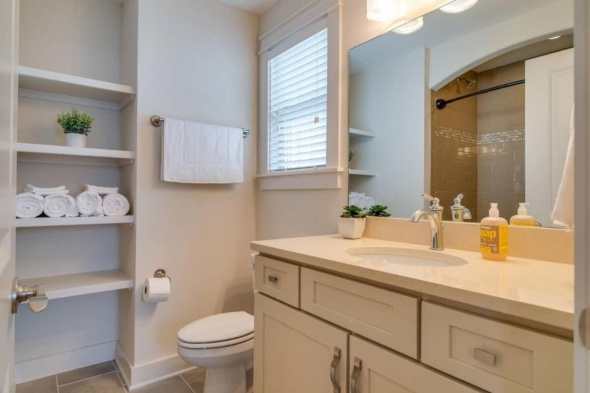 Modern 3 King Belmont Retreat With 2 Living Walk To Belmont & Vanderbilt Near Music Row The Gulch & 12th South 2 Miles To Broadway Large Dining Table Smart Tvs Parking 24 Hr Hospitality Holiday home Nashville