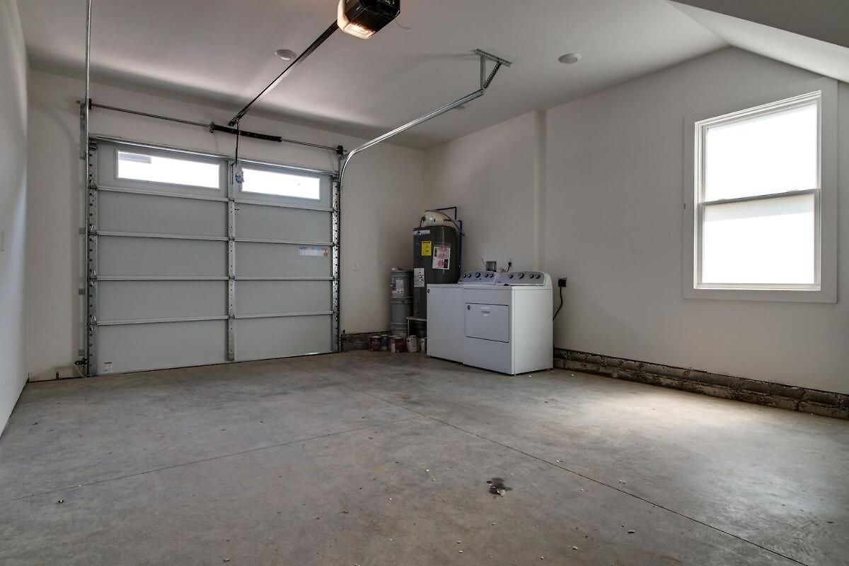 Charming East Nash Retreat, Walk To Dining Faves, Cozy Den, Workspace And Smart Tvs, Plush Velvet Sofa, Full Kitchen & Garage, Near Mas Tacos & Five Points, 10 Min To Broadway, 24 Hr Hospitality * Nashville