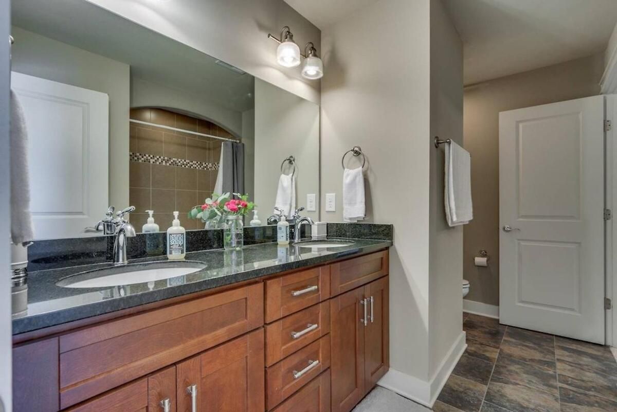 Spacious 4 King Belmont 2 Living Walk To Belmont & Vanderbilt Large Dining Table Smart Tvs Parking 24 Hr Hospitality Near Music Row & The Gulch 2 Miles To Broadway